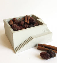 Load image into Gallery viewer, Concrete Stair Planter