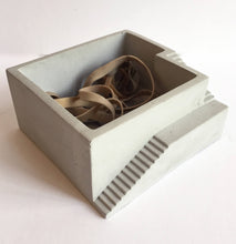 Load image into Gallery viewer, Concrete Stair Planter