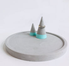 Load image into Gallery viewer, Round Concrete Tray 6.25 Inch Tray