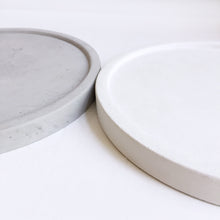 Load image into Gallery viewer, Round Concrete Tray 6.25 Inch Tray