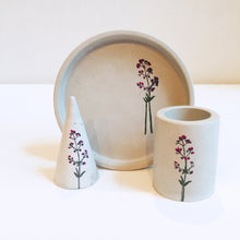 Load image into Gallery viewer, Floral Concrete Ring Holder
