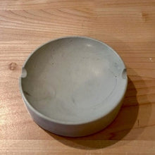 Load image into Gallery viewer, Concrete Round Ash Tray
